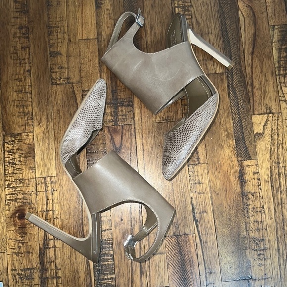 BCBG heels pointy closed toe snake embossed Leather Chase brown color size  8 - Picture 4 of 12